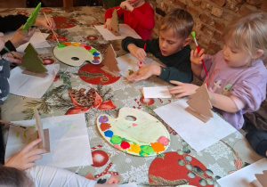 Tworzenie choinek przez Dzięcioły