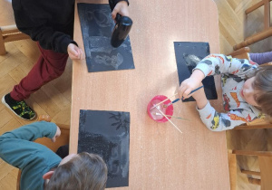 Tworzenie zimowych obrazów z wykorzystaniem soli