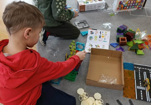 Wspólna zabawa nowymi klockami