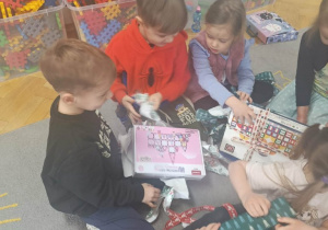 wspólne rozpakowywanie prezentów od Mikołaja