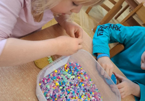 wspólne tworzenie bombek choinkowych - integrowanie się dzieci