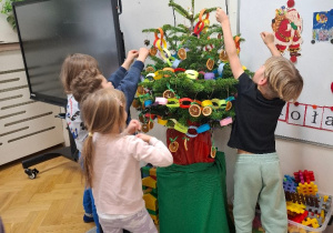 Wspólne ubieranie choinki w naszej sali