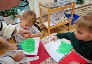 Wycinanie przygotowanych choinek - rozwijanie umiejętności posługiwania się nożyczkami