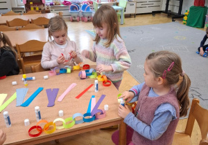 Zabawy plastyczne - wycinanie i klejenie