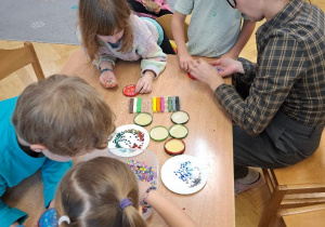 Zabawy sensoryczne poprzez tworzenie bombek choinkowych
