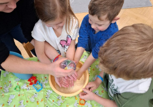 Zajęcia sensoryczne - tworzenie śniegu z masy kaszoliny