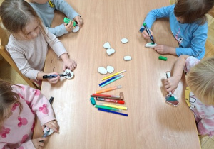 "Kamyczkowanie" - zabawa na kreatywność