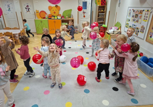Zabawy z balonikami Szlachetnej Paczki
