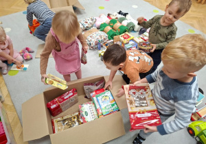 Pakowanie darów dla Seniorów z Zakładu Opiekuńczo - Leczniczego