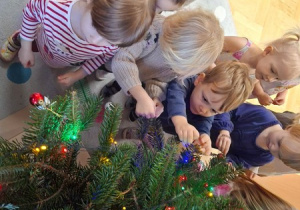Wspólne ubieranie grupowej choinki cz 1