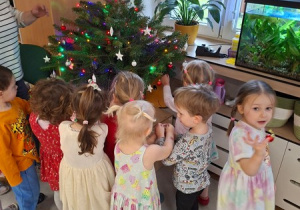 Wspólne ubieranie grupowej choinki cz 2