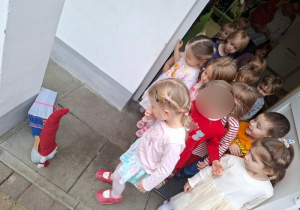 Zachwyt dzieci po odkryciu upominku od Mikołaja