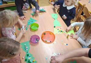 "Choinka zielona" - warsztaty plastyczne z p.Ewą cz 3