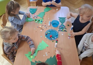 "Choinka zielona" - warsztaty plastyczne z p.Ewą cz 4
