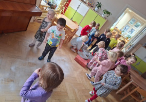 Kolejne odwiedziny Mikołaja - badanie śladów stóp Mikołaja