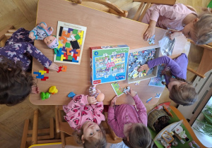 Układamy puzzle i układanki, które dostaliśmy od Mikołaja