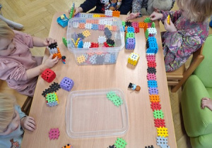 Układamy z klocków, które dostaliąmy od Mikołaja