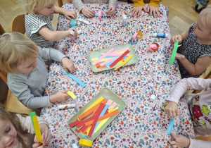 Tworzenie tradycyjnych łańcuchów świątecznych z papieru