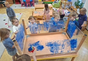 "Dzień Niebieski" - Innowacja Pedagogiczna - Malowanie na folii cz 3