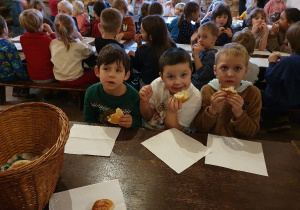 Chłopcy smakują pyszne bułeczki