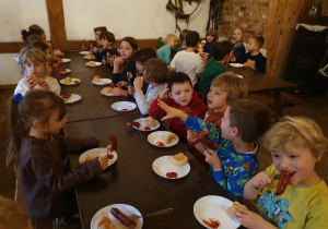 Degustacja pieczonej kiełbaski