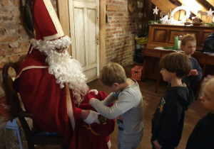 Losujemy upominek w worku Mikołaja