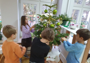 Nasza choinka - ozdabiamy drzewko