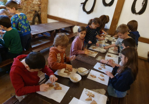 Ozdabiamy świąteczne pierniki na wycieczce