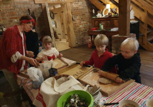 Wałkujemy ciasto na pierniczki