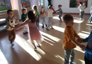 Zabawa muzyczno - ruchowa w MDKu