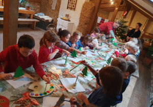 Świąteczne warsztaty na wycieczce - malujemy choinki