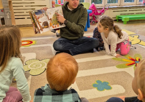 Sroczki z wielką radością witają Rodziców, którzy nam czytają - tym razem piękna bajkę miał dla nas Tata Mikołajka. Dziękujemy!
