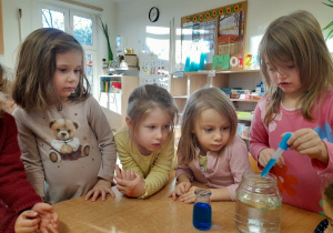 Sroczki eksperymentują - zabawy z pipetką - ćwiczenie małej motoryki oraz myślenia przyczynowo - skutkowego