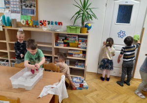 Chociaż nasza sala codziennie lśni dzięki pracy Pani Marzenki, postanowiliśmy jej pomóc i wysprzątać półeczki, posegregować zabawki - jesteśmy wspaniałymi, małymi pomocnikami