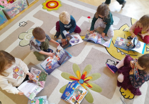 A Mikołaj.... usłyszał nas i pod nasze drzwi podrzucił piękny podarunek - książki, które uwielbiamy