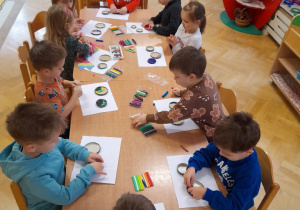 Zabawy sensoryczne - kreatywne bombki - z nakrętek od słoików