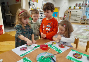 Uwielbiamy twórcze prace plastyczne, które rozwijają nasze umiejętności manualne i rozbudzają ciekawość