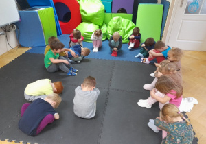 Co tygodniowe treningi w sali ruchowej - wzmacniamy nasze mięśnie, a pry okazji się wspaniale integrujemy.