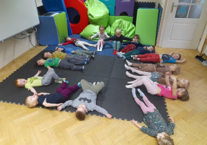 Jedno z naszych ulubionych ćwiczeń "Paczka" - ćwiczenie kontroli całego ciała i wyczucia mięśni