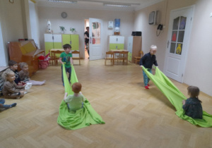 Jak zima to i saneczki - wyczucie mięśni oraz dbanie o drugą osobę - zabawy z wykorzystaniem metody Veroniki Sherborne Ruch Rozwijający