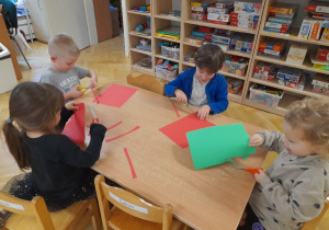 Naszym kolejnym zadaniem w kalendarzu adwentowym było samodzielne wykonanie wspólnego łańcucha na choinkę