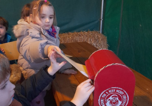 cóż pozostało wrzucić do skrzynki i teraz czekamy i wypatrujemy pod choinką czy marzenia się spełnią