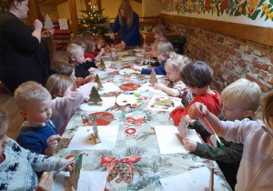Mikołaj w liście do nas poprosił, abyśmy ozdobili choinki - byliśmy bardzo zaangażowani i skupieni na zadaniu