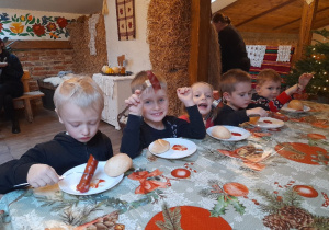 a na obiad kiełbaska, bułeczka i ketchup - mniam