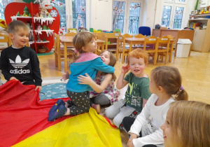 Celebrując urodziny uczymy się składać sobie życzenia - to kolejny krok do poczucia jedności w naszej gupie