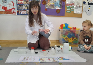 Pani laborantka miała ze sobą różne odczynniki chemiczne