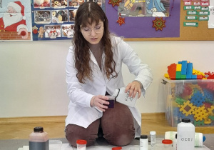 Warsztaty Labolo - mogliśmy utrwalić sobie wiedzę dlaczego warto myć ręce? Co robią bakterie po dostaniu się do naszego brzuszka?