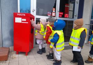 Ustawiliśmy się w długą kolejkę, aby każdy mógł wrzucić swoją kopertę
