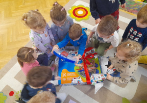 i przez otwarte okienko zostawił dla nas wymarzone zabawki