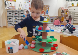 Nowa zabawka nam się bardzo spodobała i od razu rozpoczęliśmy działania, nawet nie wiedząc ile umiejętności doskonalimy przy wesołej zabawie